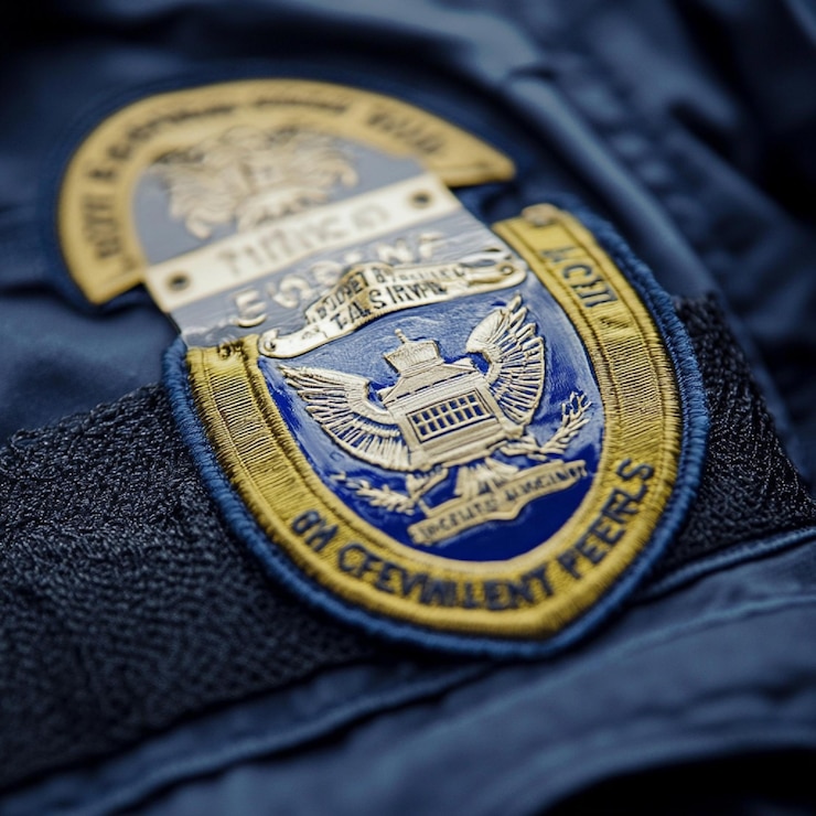 Foto um close-up de um distintivo e cartão de identificação do ice