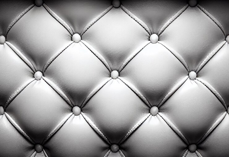 Foto um close-up de um estofamento de couro com um botão nele