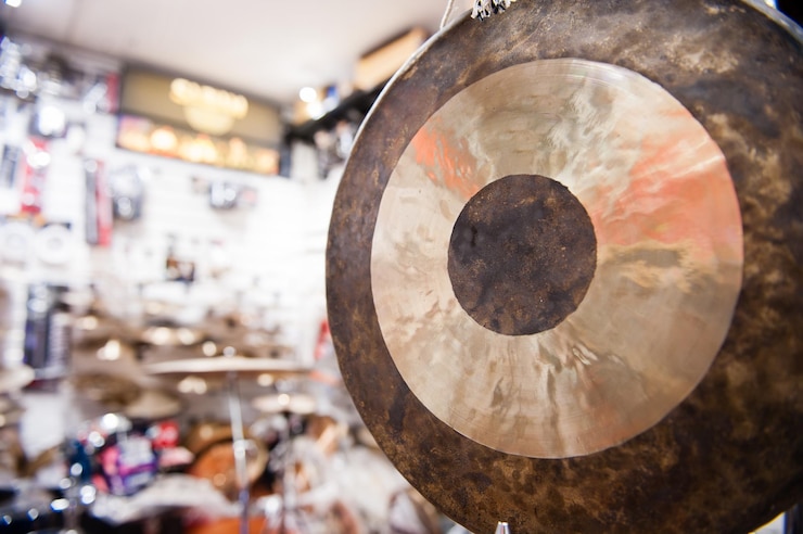 Foto um close-up de um gong à venda numa loja de música.