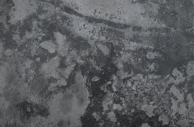 Um close-up de um piso de concreto cinza com um fundo preto