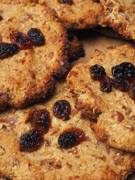 Um close-up de um prato de biscoitos de café da manhã de aveia