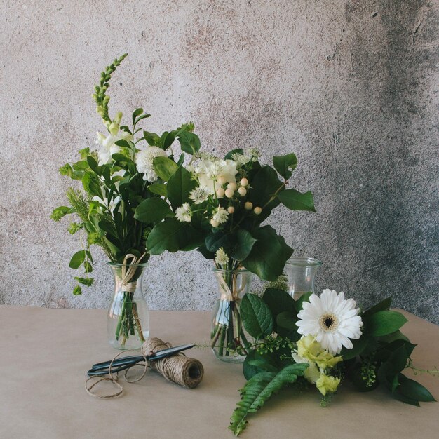 Foto um close-up de um vaso de flores na mesa.