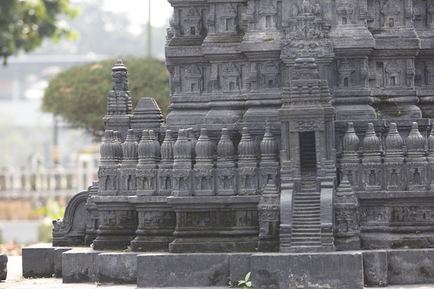 Um close-up de uma estátua de um templo com uma grande escadaria.