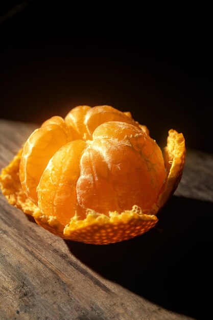 Um close-up de uma laranja em uma mesa