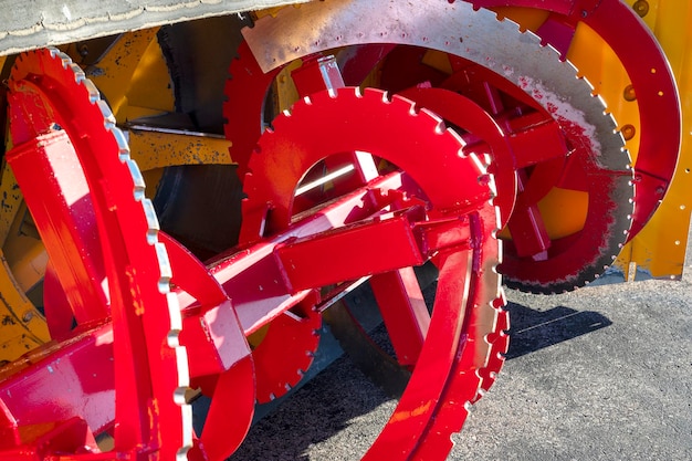 Um close-up de uma roda com tinta vermelha e amarela.