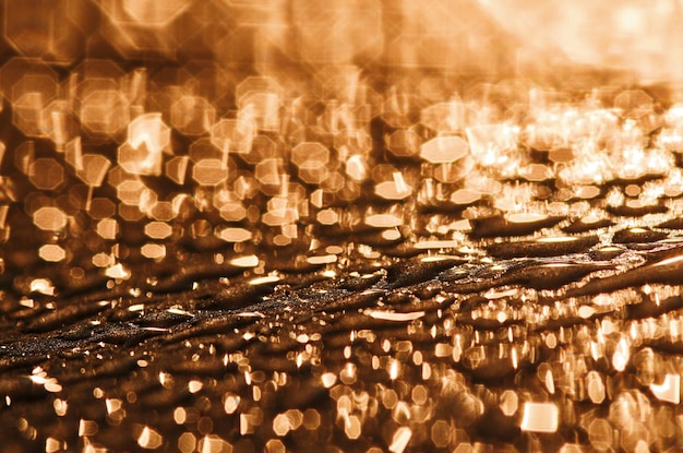 Um close-up de uma superfície de água com luzes refletindo sobre ela