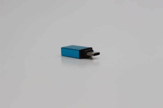 Um close-up de USB OTG On The Go Type C para adaptadores Type A com cor azul isolado em um fundo branco conceito de foto de produto de tecnologia