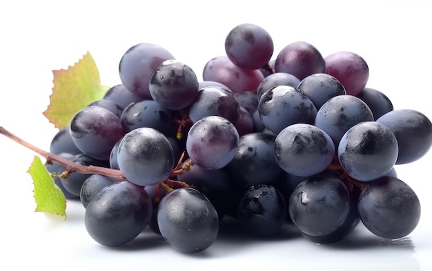 Um close-up de uvas vermelhas e azuis isoladas sobre um fundo branco de frutas veganas geradas