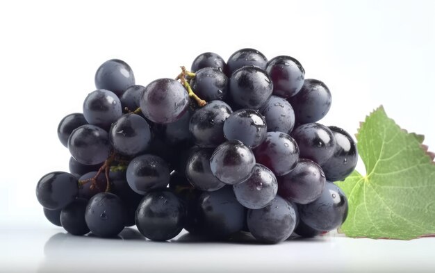 Um close-up de uvas vermelhas e azuis isoladas sobre um fundo branco de frutas veganas geradas