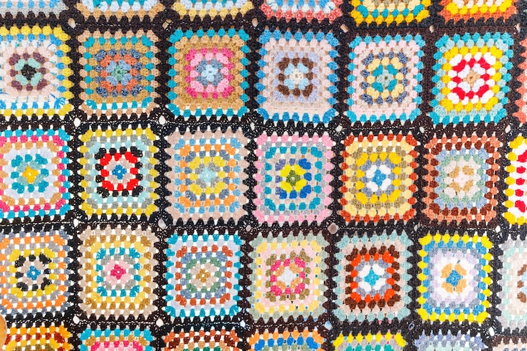 Foto um cobertor brilhante com um ornamento em forma de quadrados coloridos tecidos de lã o conceito de tecido e padrões nacionais
