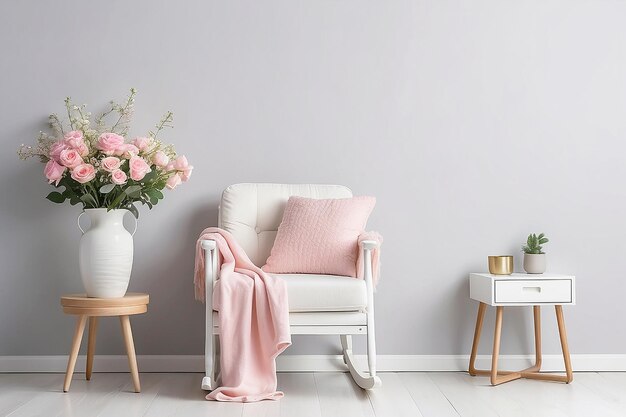 Um cobertor e um travesseiro cor-de-rosa pastel em uma cadeira de balanço branca em uma sala sofisticada com uma mesa de noite e um flô