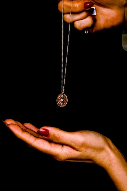 Foto um colar com um anel que diz diamante