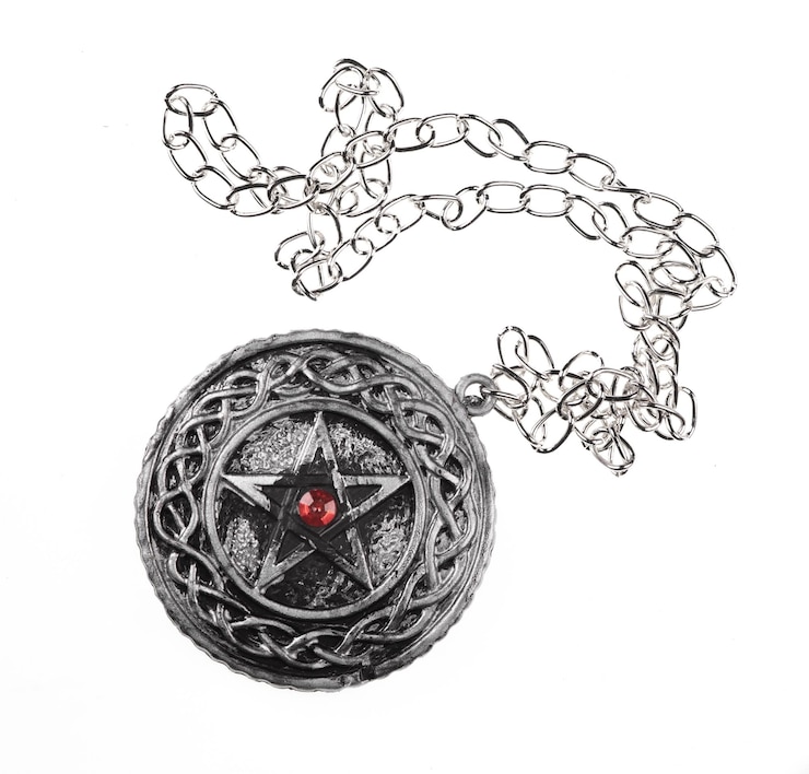 Foto um colar com um diamante vermelho é mostrado com uma estrela nele