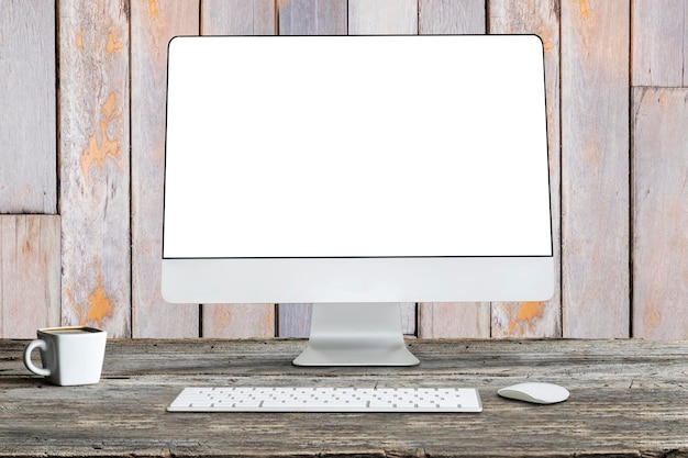 Foto um computador e uma xícara de café branca em uma mesa de madeira o fundo da parede de madeira para inserir o conceito de texto de mídia publicitária