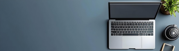 Foto um computador portátil com uma tela que diz laptop nele