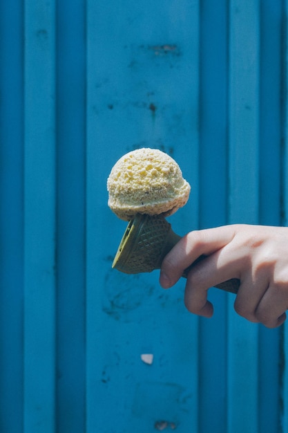 Foto um cone de gelado bem equilibrado num dia ensolarado.