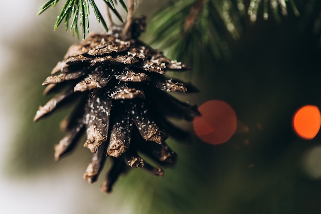 Um cone pendurado em uma árvore de Natal. Conceito de Natal e Ano Novo.
