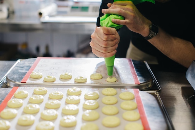 Um confeiteiro faz biscoitos em uma confeitaria