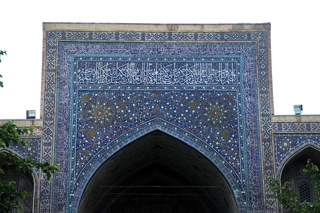 Foto um conjunto arquitetônico na praça registan em samarkand no uzbequistão ulugbek madrasah sher dor madrasah 29042021