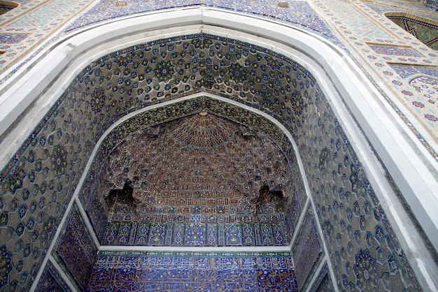 Foto um conjunto arquitetônico na praça registan em samarkand no uzbequistão ulugbek madrasah sher dor madrasah entry fragment 29042021