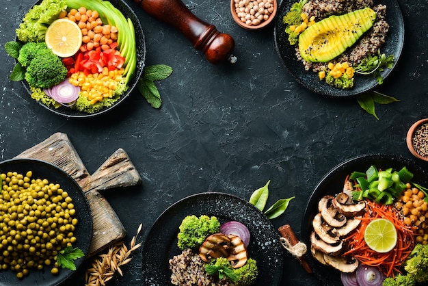 Um conjunto de alimentos saudáveis em uma mesa de pedra preta tigela buda vista superior espaço livre para o seu texto