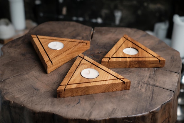 Um conjunto de castiçais de madeira triangulares feitos à mão