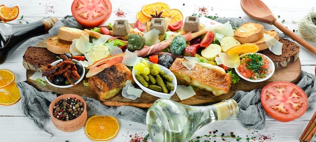 Um conjunto de comida Lanches da cozinha italiana Em um fundo de madeira Vista superior Espaço para cópia grátis