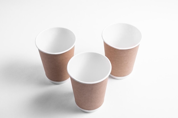 Um conjunto de copos de papel para bebidas quentes