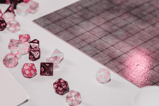 Um conjunto de dados poliédricos usados para RPGs como Dungeons Dragons Um novo clássico para 2023 no conceito Viva Magenta Color do ano