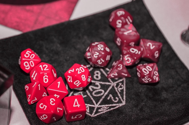 Um conjunto de dados poliédricos usados para RPGs como Dungeons Dragons Um novo clássico para 2023 no conceito Viva Magenta Color do ano