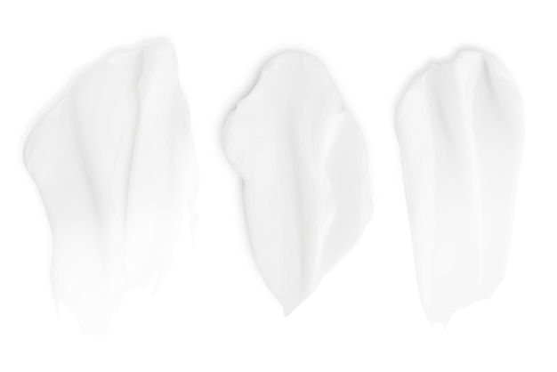 Um conjunto de diferentes golpes de creme branco sobre um fundo branco