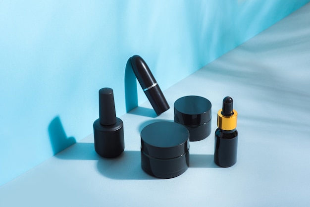 Um conjunto de embalagens de cosméticos de cor preta, tamanhos diferentes