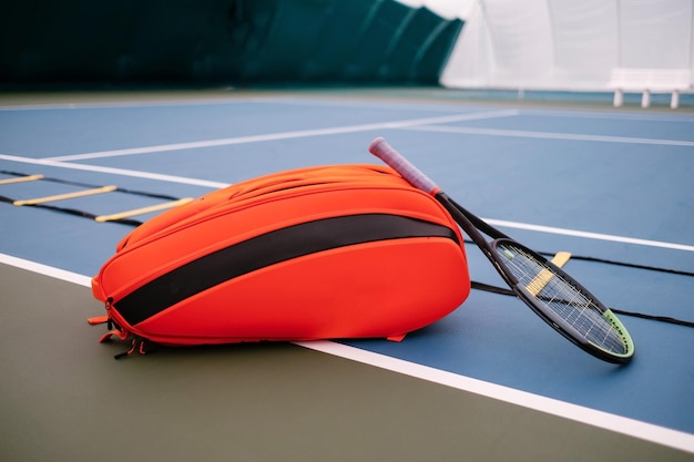 Um conjunto de equipamentos de treinamento para jogar tênis Raquete de tênis e bolsa esportiva