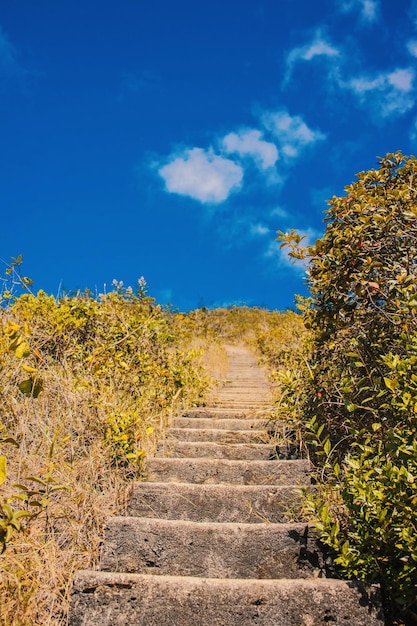 Um conjunto de escadas que conduzem a um céu azul