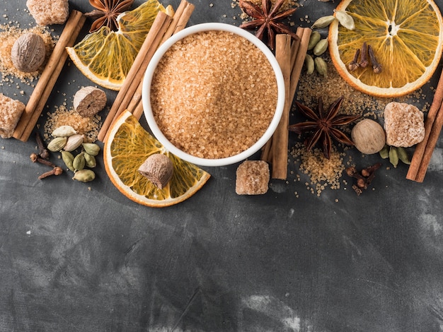 Um conjunto de especiarias para vinho quente. paus de canela, estrelas de anis, noz-moscada, açúcar mascavo. copie o espaço.