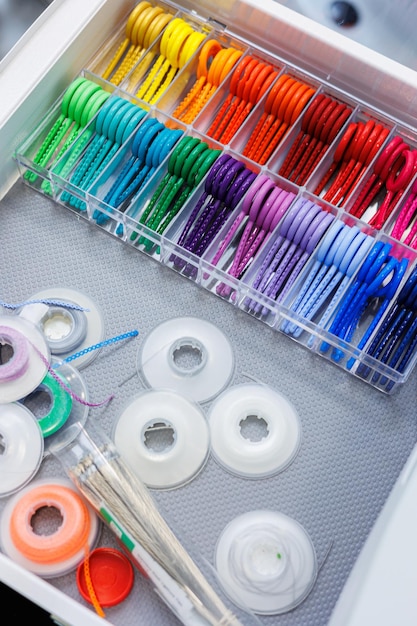 Foto um conjunto de faixas elásticas coloridas para instalação de aparelho ortodôntico em tratamento odontológico