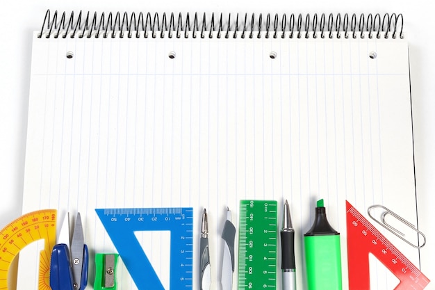 Foto um conjunto de ferramentas de escritório no caderno para fazer anotações. moldura para anotações.