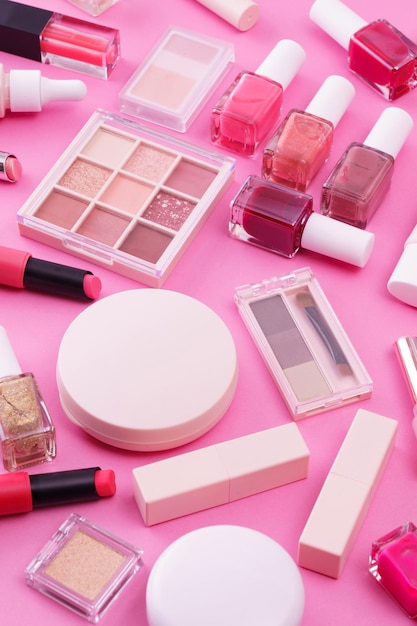 Um conjunto de ferramentas de maquiagem colocadas em um fundo rosa