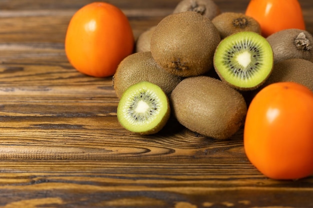 Um conjunto de frutas de kiwi e caqui maduro Foco seletivo