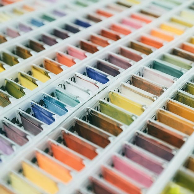 Um conjunto de guache colorido para pintar por números em cores pastel, desenho em tela