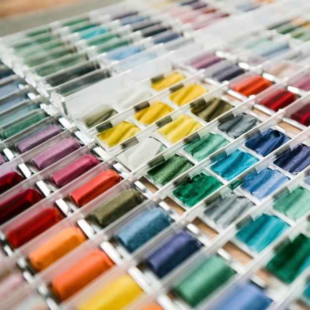 Um conjunto de guache colorido para pintar por números em cores pastel, desenho em tela