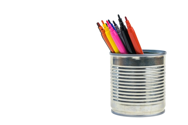 Um conjunto de marcadores multicoloridos em uma lata isolada em um fundo branco. marcadores universais para escola, escritório e hobbies.