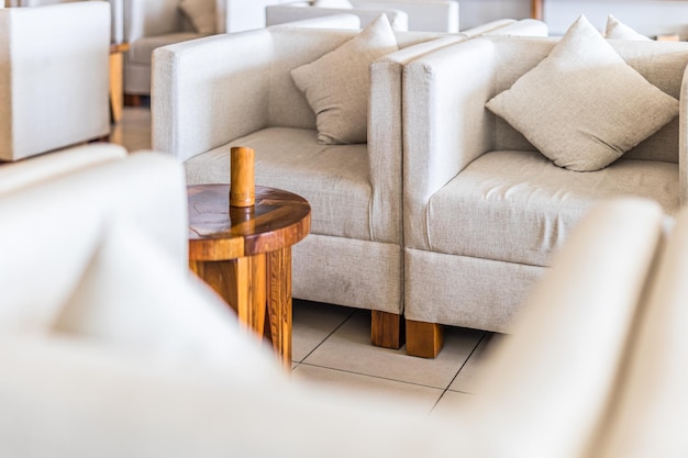 Um conjunto de móveis de escritório com luz natural Closeup da sala de espera Cadeiras confortáveis mesa de bambu