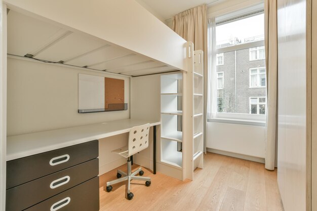 Um conjunto de móveis de escritório e cama em uma sala vazia e brilhante