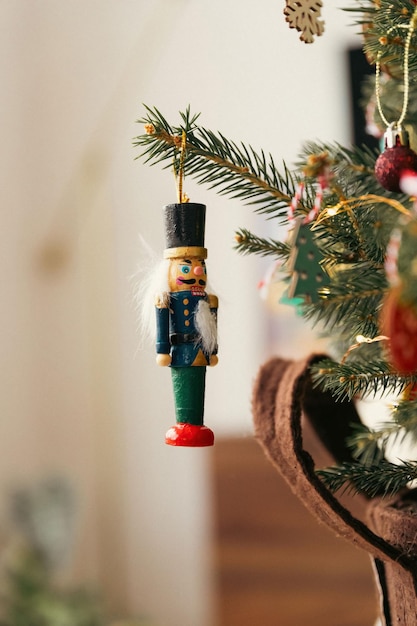 Um conjunto de ornamentos pendurados em uma árvore tradicional de Natal