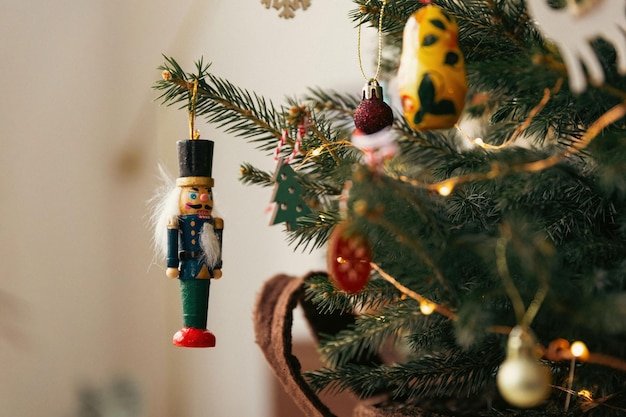 Um conjunto de ornamentos pendurados em uma árvore tradicional de Natal