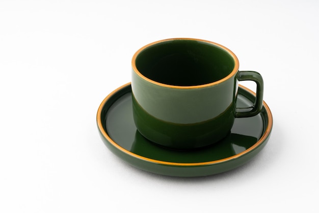 Um conjunto de placa de cerâmica verde e caneca de café em um fundo branco
