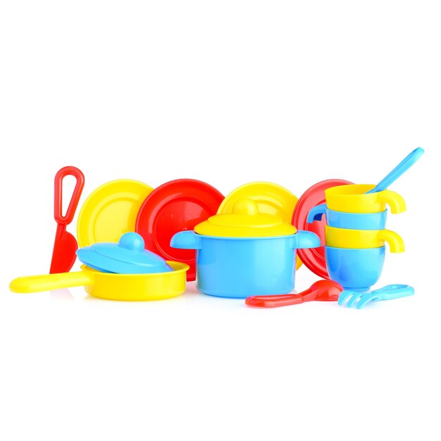 Foto um conjunto de pratos de brinquedo para crianças isolados em um fundo branco cups de plástico pratos frigideira cozinha infantil jogos de papéis educacionais para crianças