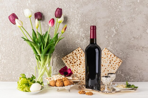 Um conjunto de produtos tradicionais para o feriado da Páscoa judaica Belas naturezas mortas O conceito do feriado da Páscoa judaica.
