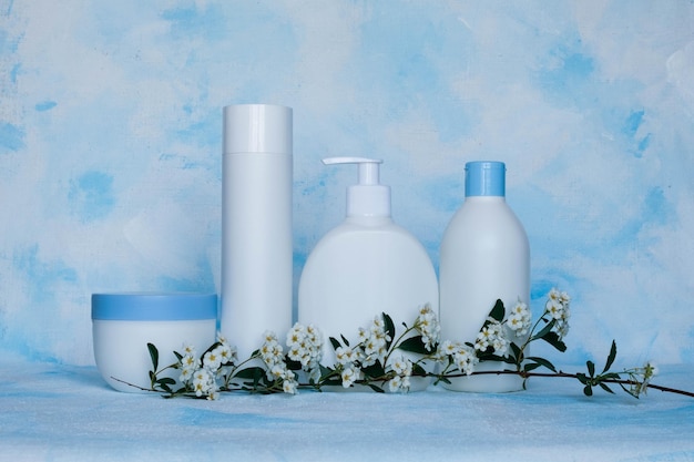 Um conjunto de recipientes de plástico branco Fundo branco e azul com ramo de floração